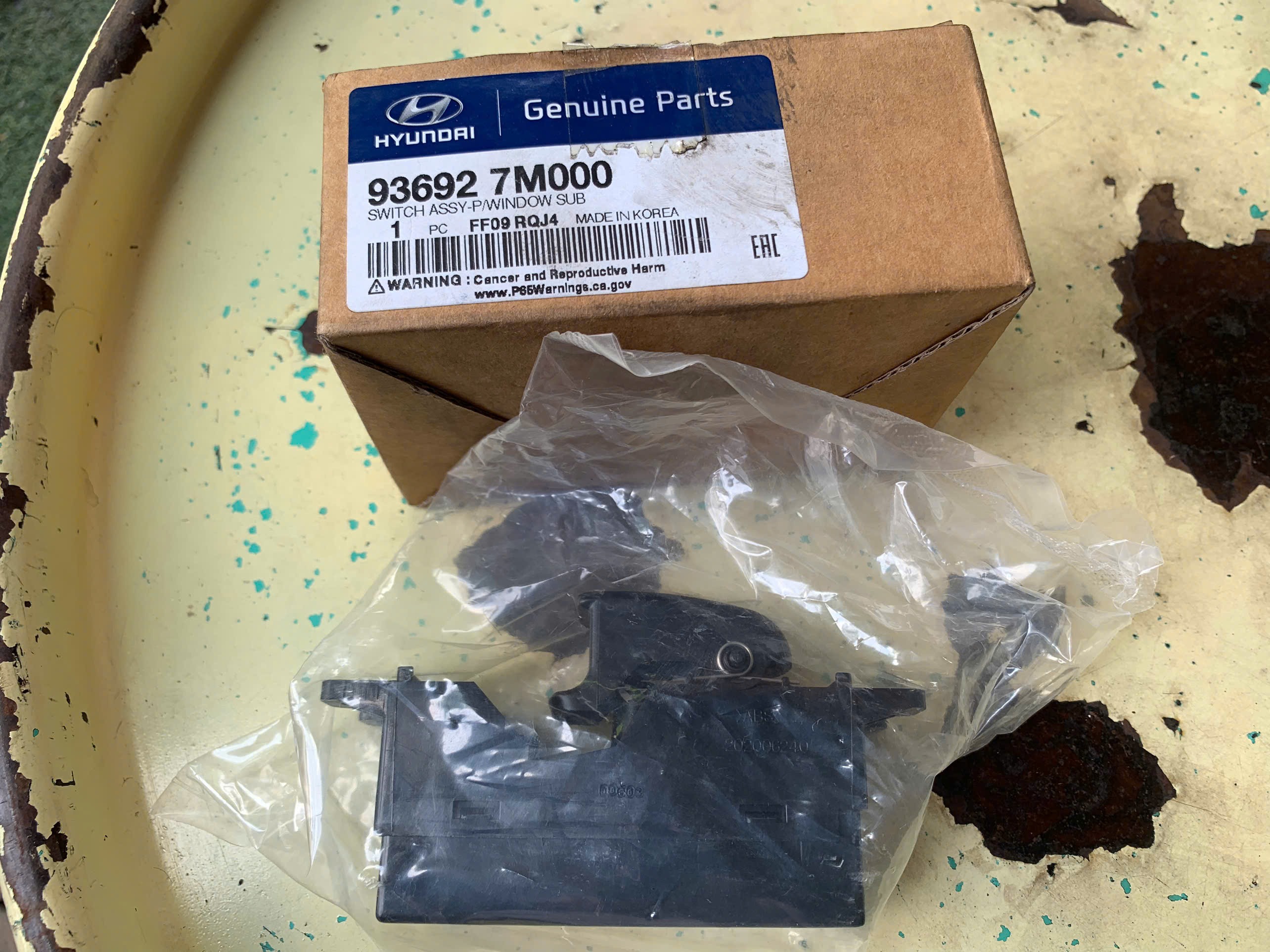  Công tắc nâng hạ kính cửa HD210, HD240